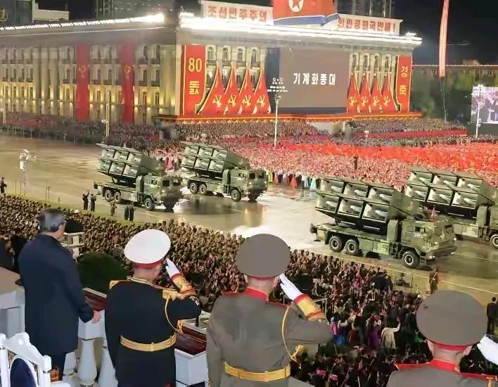 没有对比就没有伤害，下图是朝鲜大阅兵和韩国阅兵现场图。
朝鲜的阅兵声势浩大，金日
