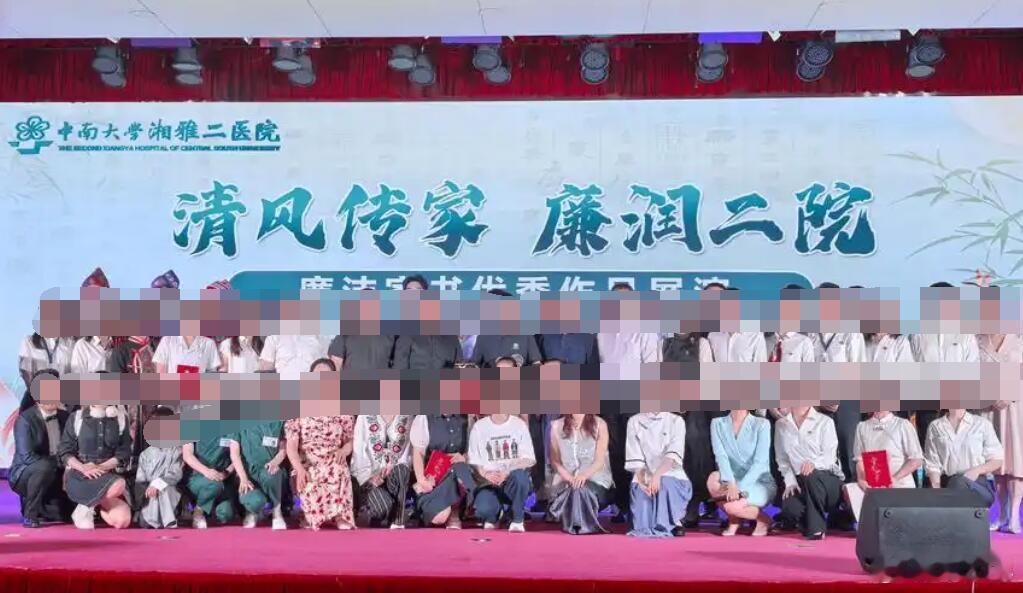 谁在默许？谁在纵容？谁在保护？原本应该是最洁净的地方，怎么会孳生这么多的肮脏？我