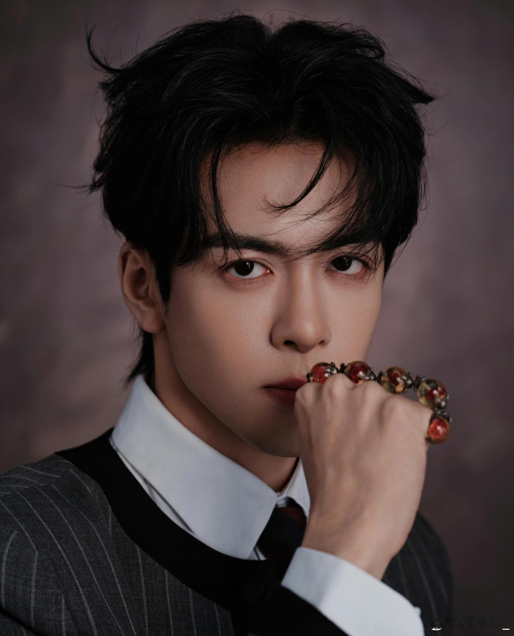 曾舜晞痛楼堪比神图制造机谁懂啊！曾舜晞杭州痛楼每一帧都是神图，怼脸、侧颜、氛围感