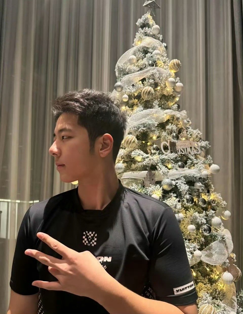 郭涛儿子石头18岁近照 尊嘟好帅啊，变成我的理想型了 