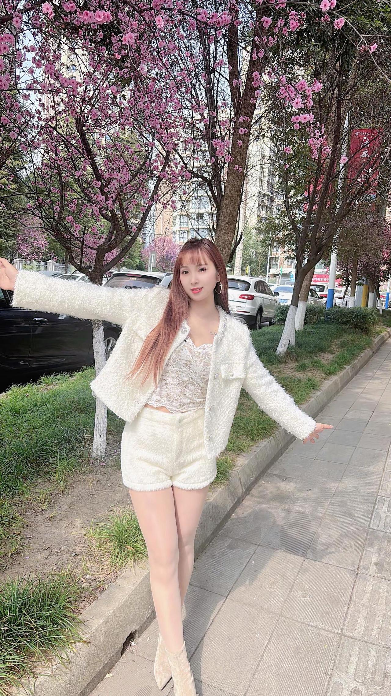 已婚，已孕，已离，三十多，体验了婚姻的生活，有自己的后代，最后回到自己。三十岁的