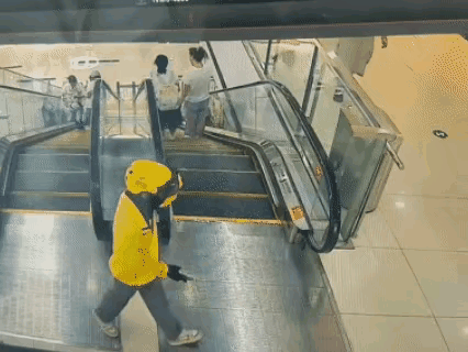 不得不说
这个小孩也太调皮了
真是一点安全意识都没有
也不知道他家大人在干嘛[笑