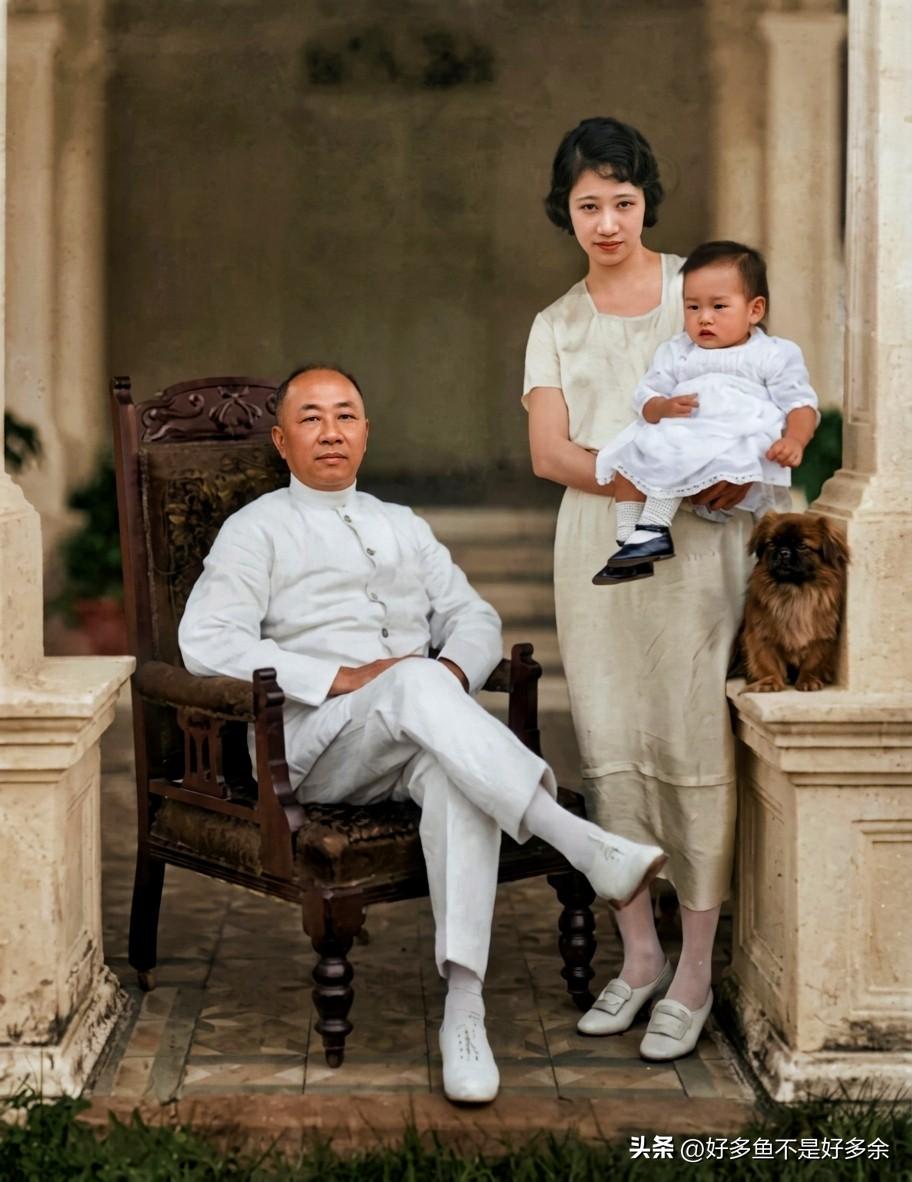 这是1923年“印尼糖王”黄仲涵与他的女儿黄蕙兰及外孙顾裕昌在新加坡留下的一张老