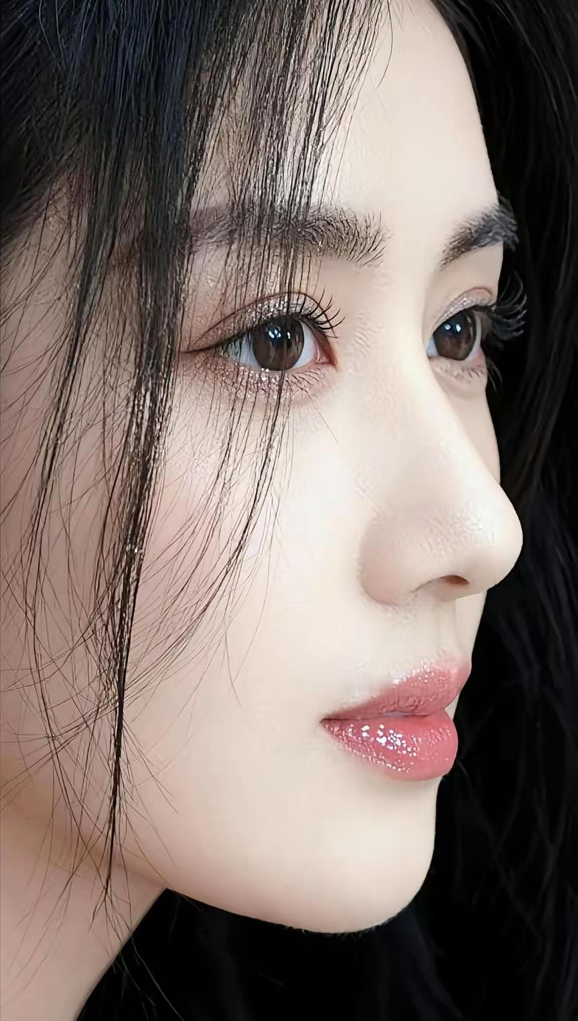 这姑娘的妆容好精致啊！