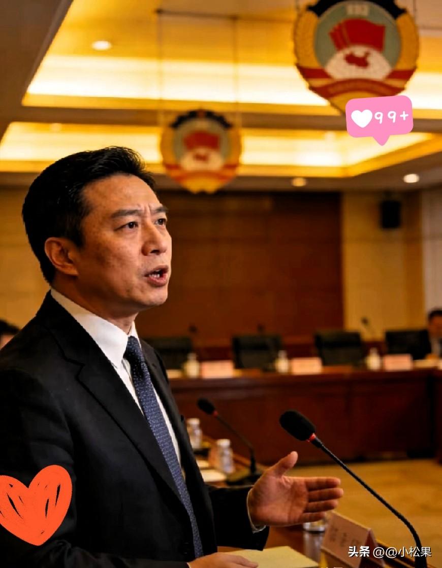 太认同孔记者的观点，双向尊重才是交流的底线，一味迁就换不来真正的尊重。
 
我们