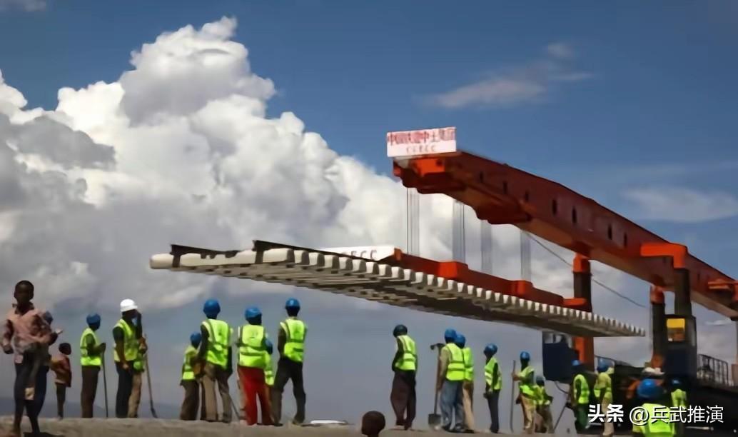 非洲的电网是中国拉的，互联网基站是中国建的，手机也都是中国出的

我们帮非洲建电