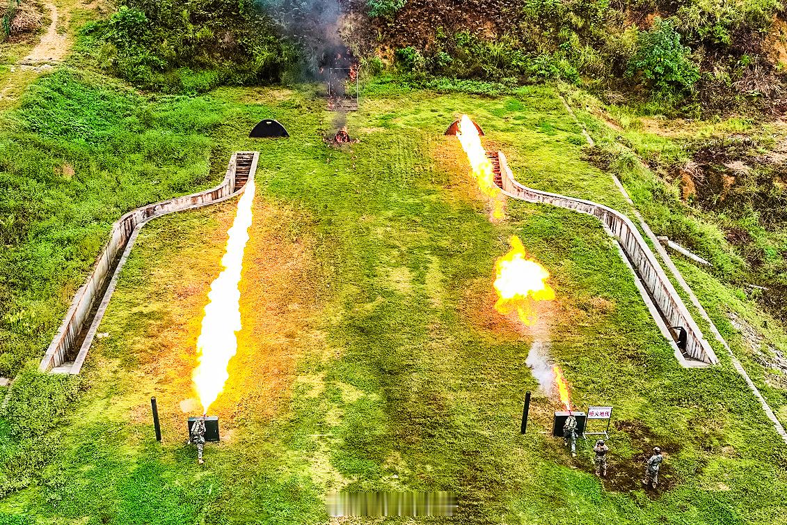 【秋日里的“一把火”🔥防化兵喷火训练火力值拉满】近日，武警贵州总队某支队组织喷