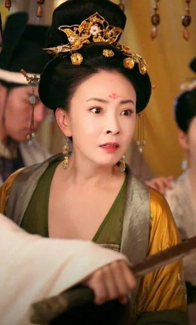 1425年，朱高炽临终前对张皇后说：“我要5个后妃陪葬。”张皇后点头表示明白，转
