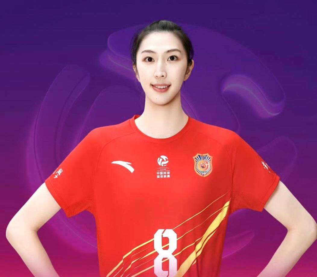 很多人猜的女排亚锦赛主攻首发，全错了。
 
李盈莹脚踝稳定性目前只恢复到85%，