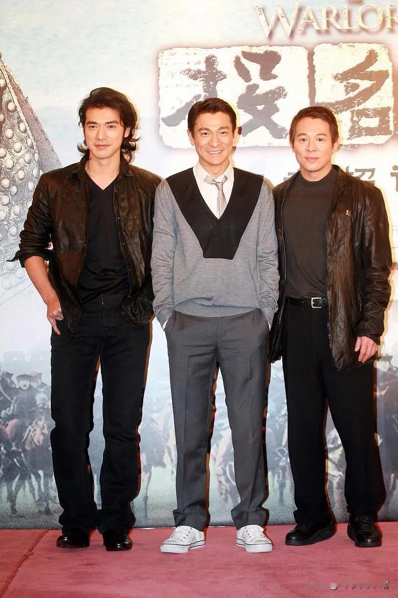 这是17年前，三大巨星联合主演投名状那会，看着都好年轻，男人味十足，演技杠杠的，