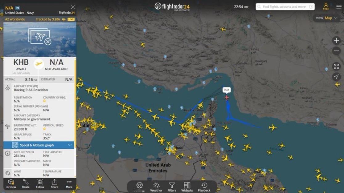 一架美国P-8A“海神”反潜巡逻机飞越霍尔木兹海峡，来回飞行收集情报。