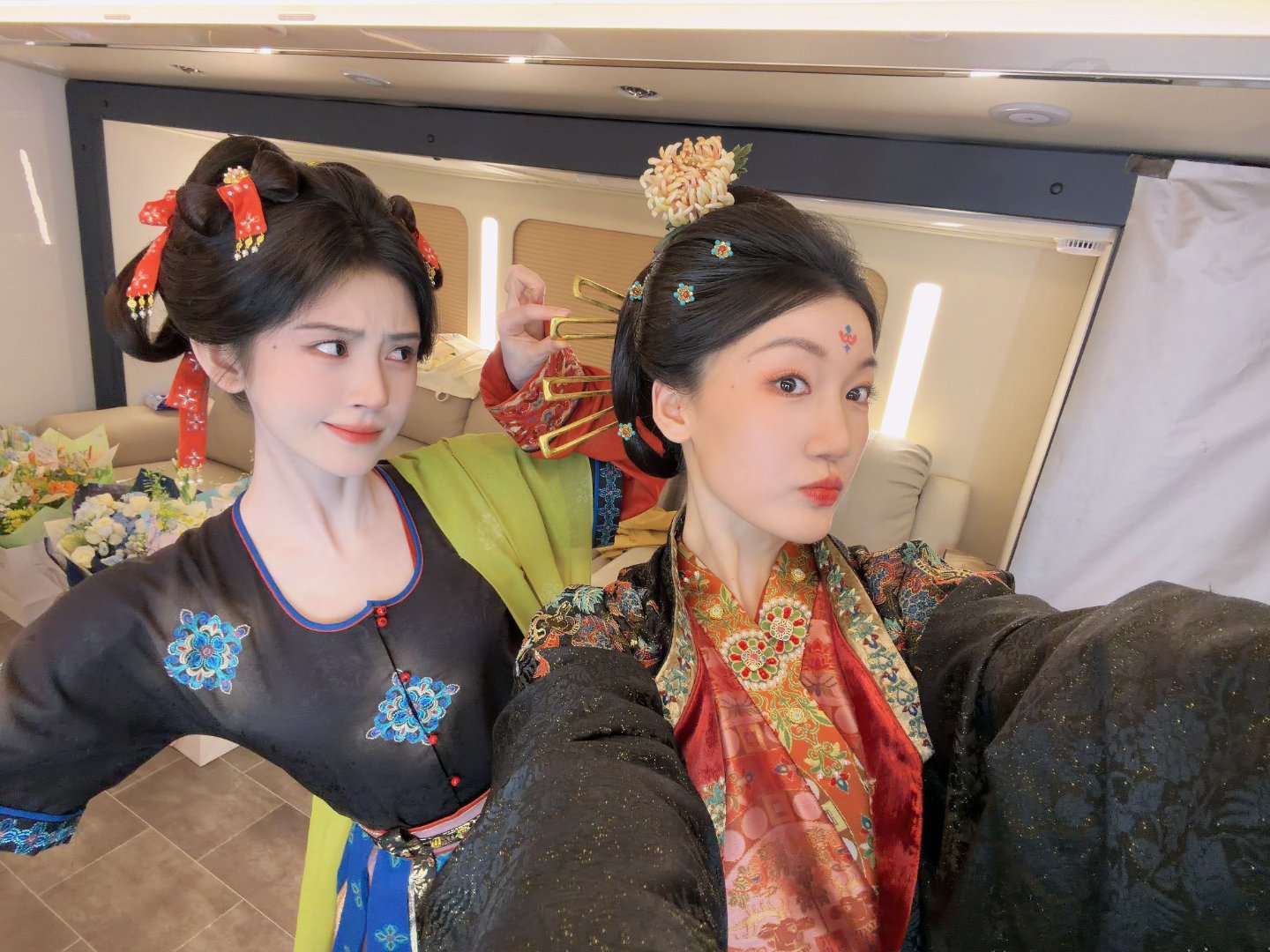 合照！ 鞠婧祎脸快比粽子小了
