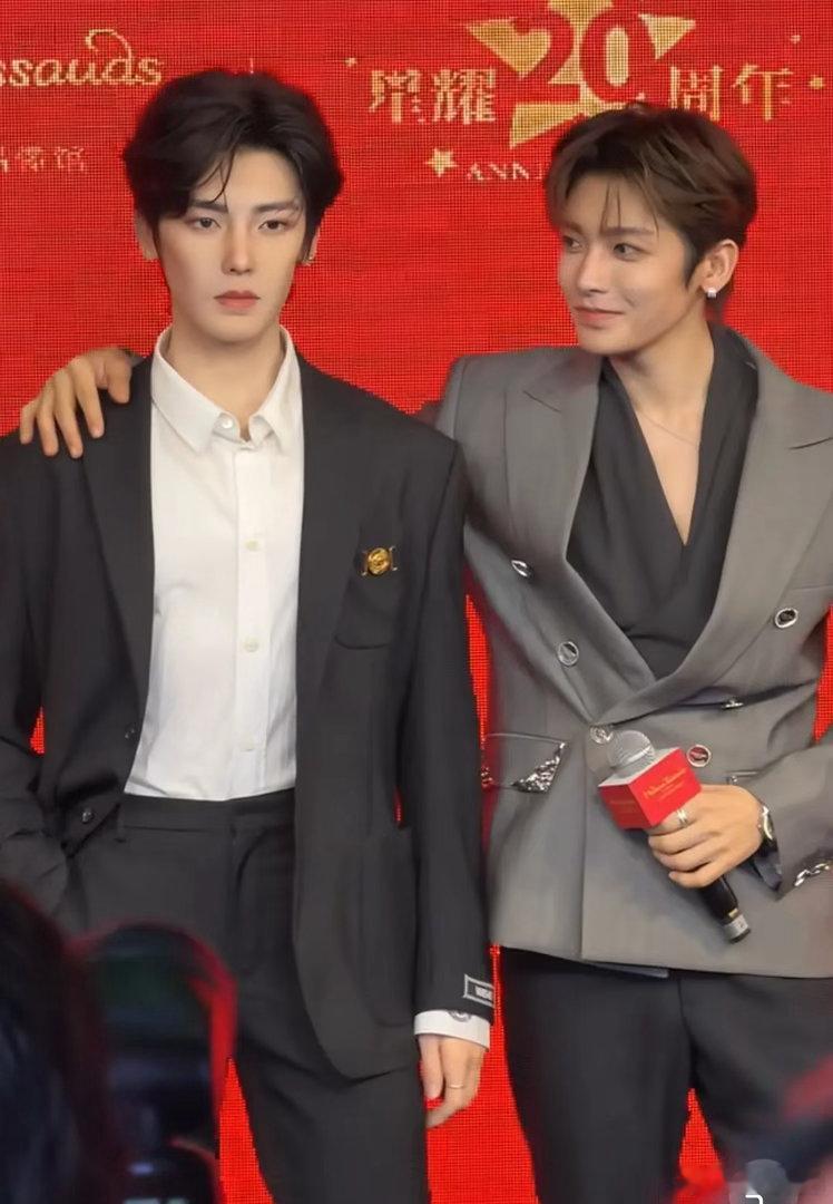 蜡像比本人高啥意思啊