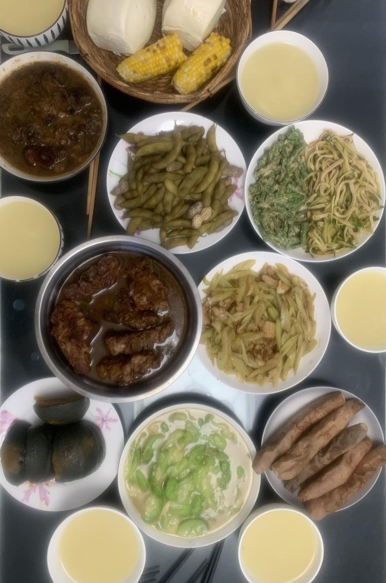 打卡今日晚餐
今日5人份晚餐：卤梅花骨、西芹炒肉、清炒丝瓜、凉拌拼盘；毛豆、南瓜