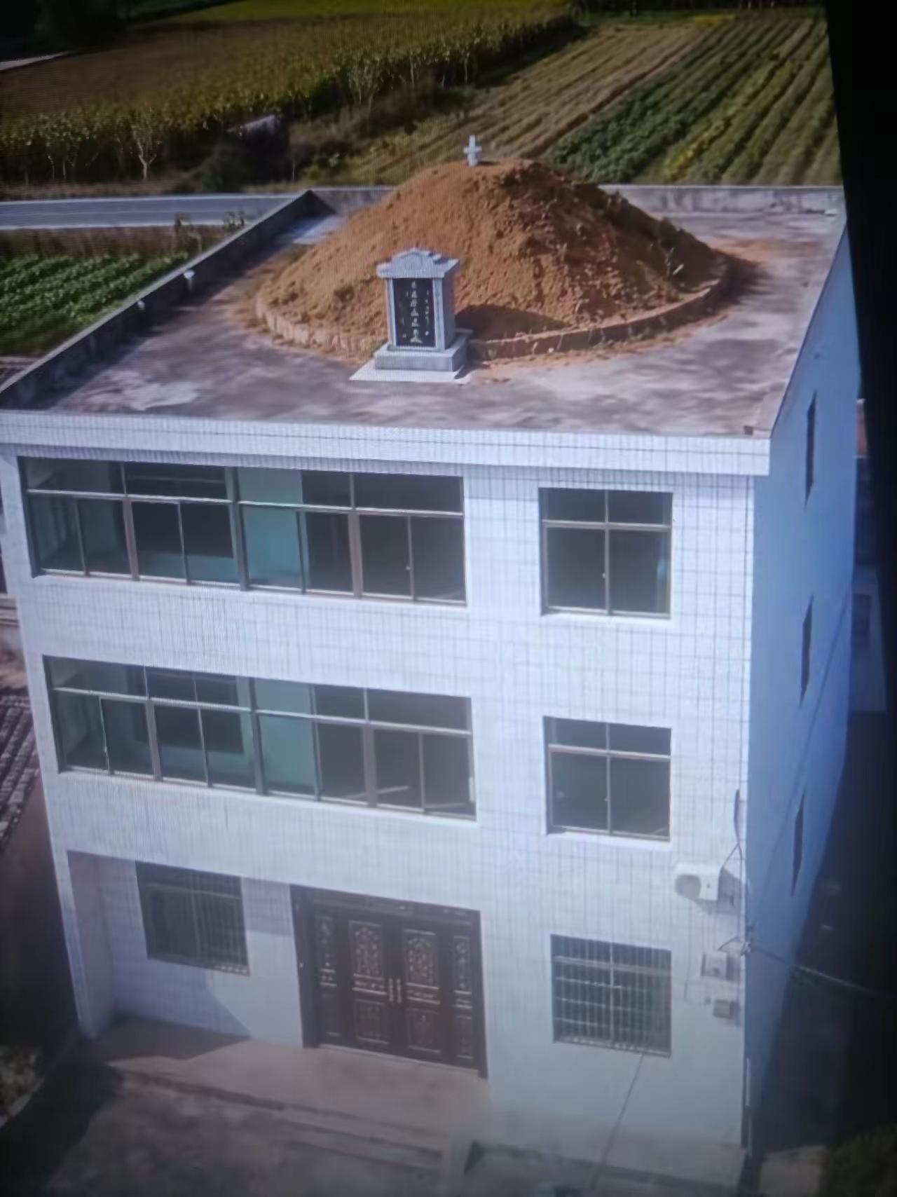 快清明节了，有人说，闺女不能上娘家坟。我认为这是封建糟粕。闺女不能上坟，这让独生