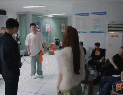 陈赫遇上电台就会被曾小贤顶号奋斗吧人生 陈赫看到电台场景就自动切换成曾小贤，脱口