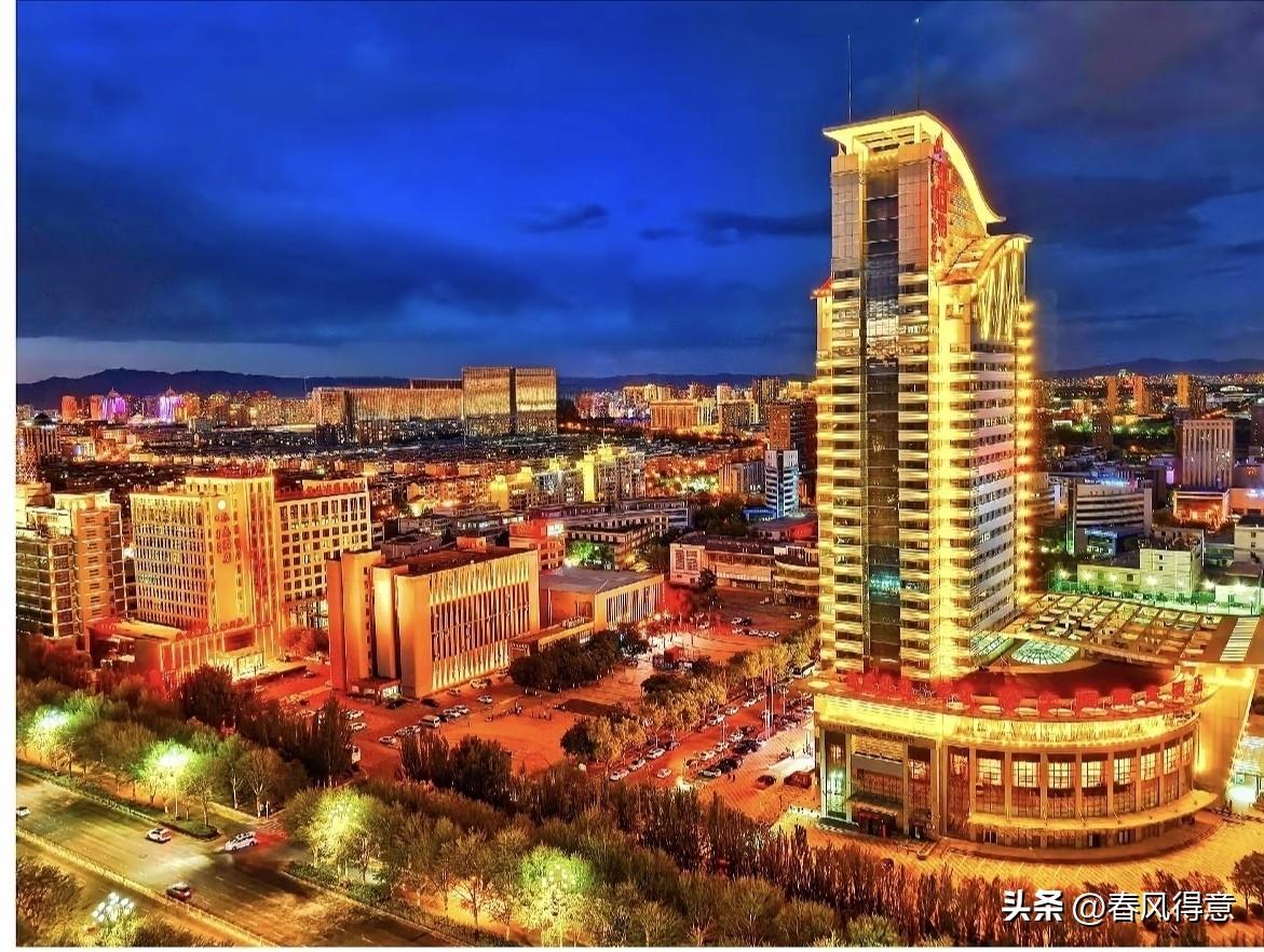 稀土之都包头~ 这张照片拍摄的是内蒙古包头市的城市夜景，画面中最醒目的建筑是中国