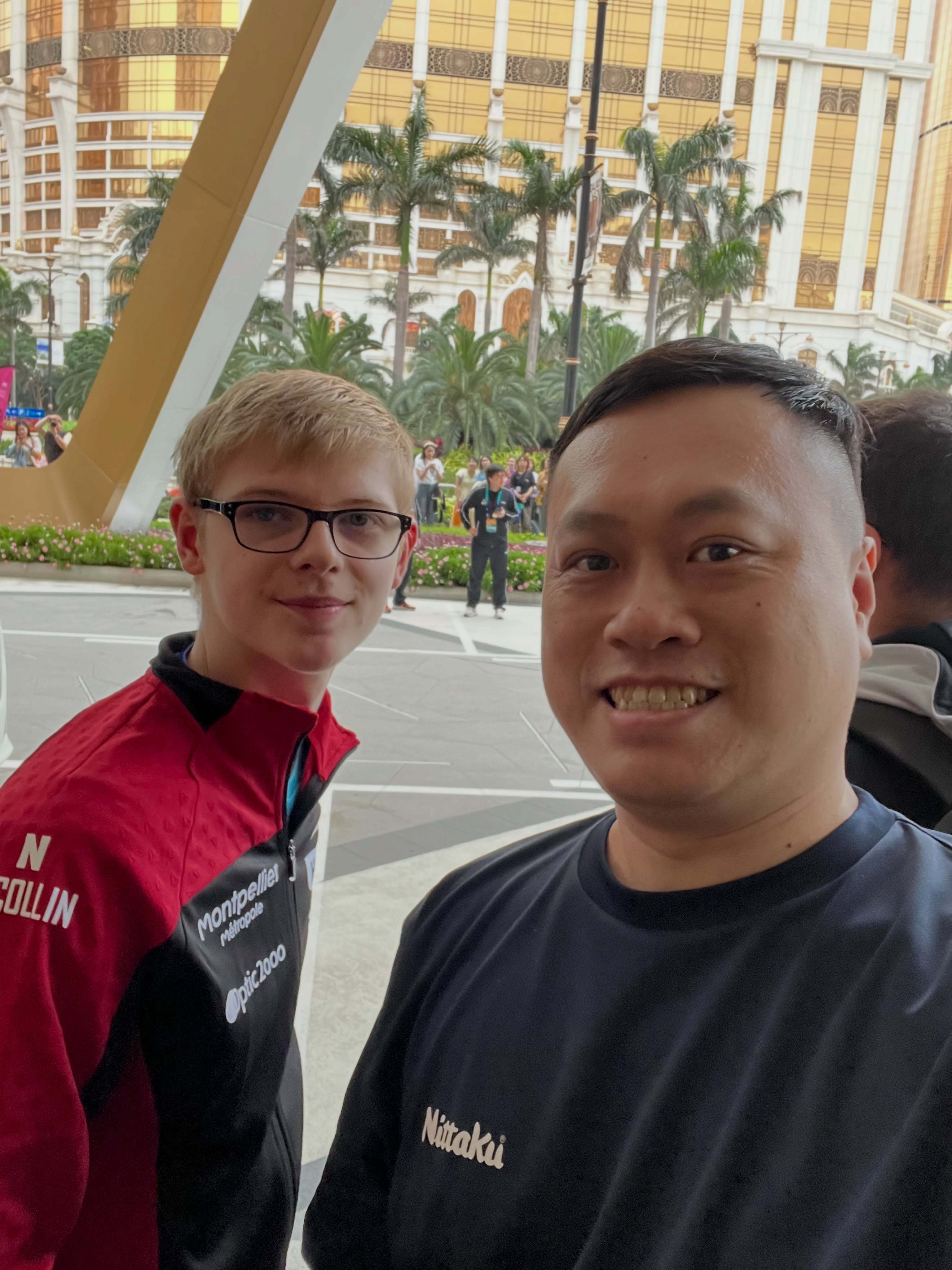港队的教练晒合影祝贺fe世二cr. ahchi_tabletennis 