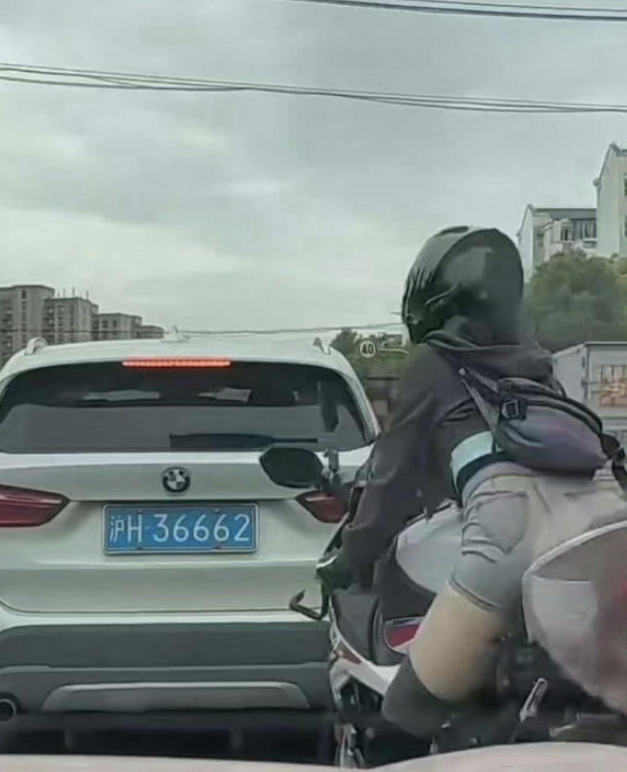 本来想去搭讪，一看车牌心凉了