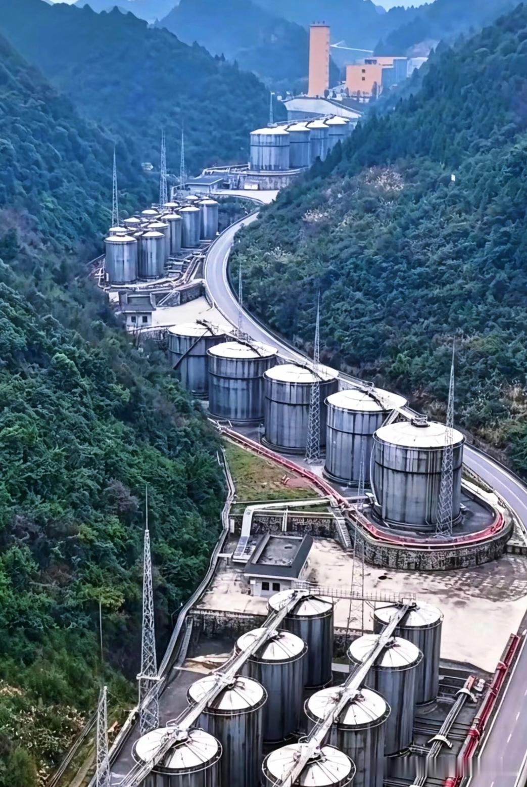 威士忌、白兰地、伏特加、拉菲？这是存酒的吗？这么大的规模建在山顶上