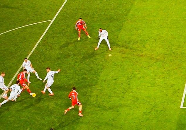 利物浦维尔茨看起来是铁定越位的进球，但经过VAR的仔细回看过后，划出来的线，居然