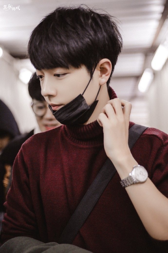 站姐发的早期肖战红衣肖战甜甜哒，超帅的！山东大棚跨界变肖战移动保密罩📮肖战十日