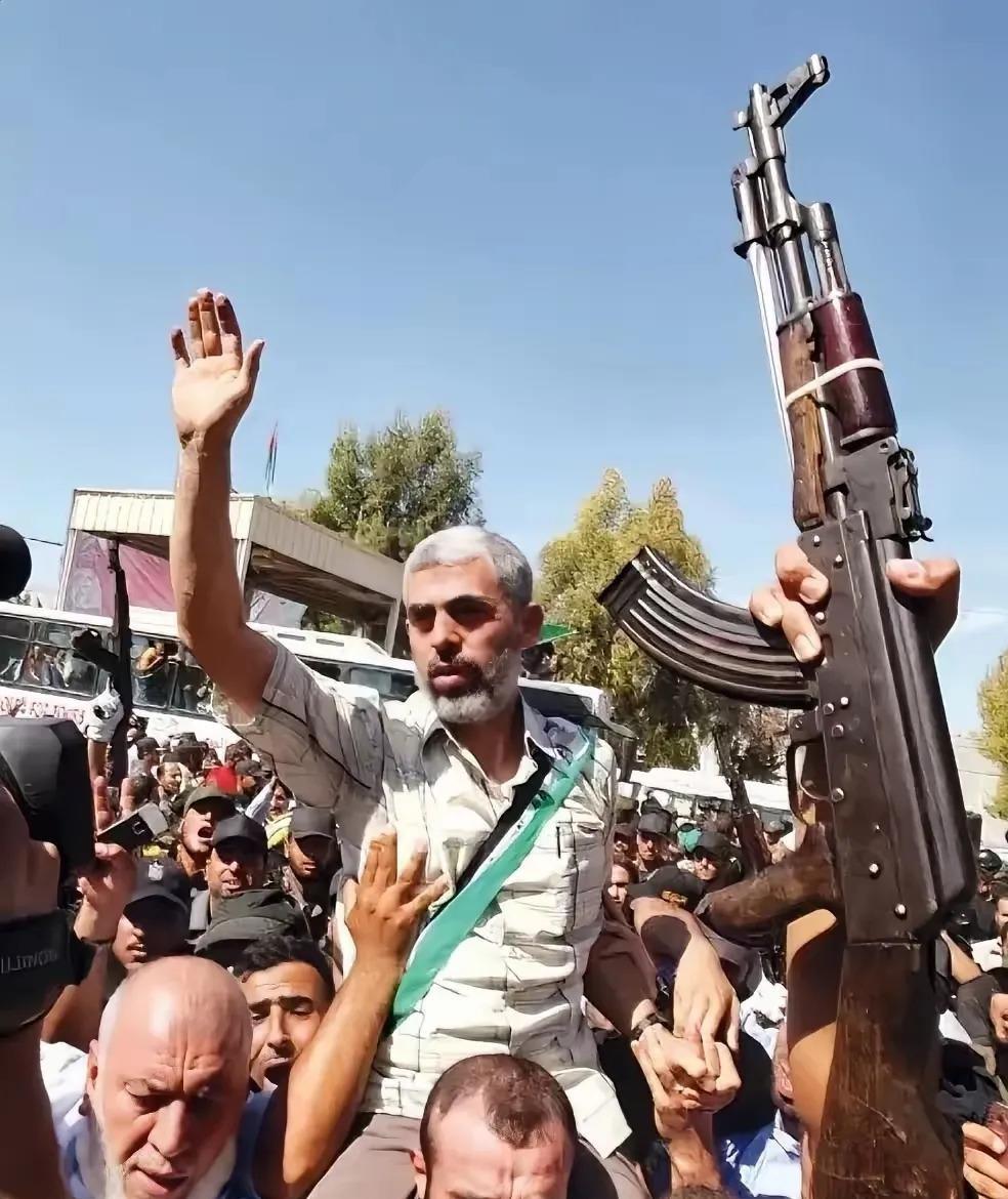 以色列被曝出大乌龙，原来辛瓦尔并不是躲在隧道里做人质盾牌，而是穿着普通抵抗成员的