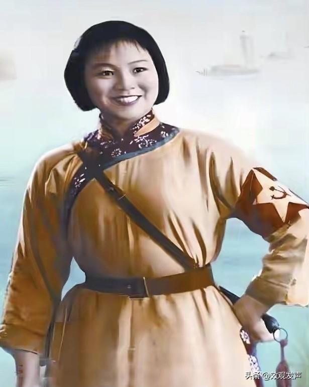 1935 年，她出生在湖北贫苦渔民家庭，5 岁就随父母逃荒到汉口，童年的苦难让她