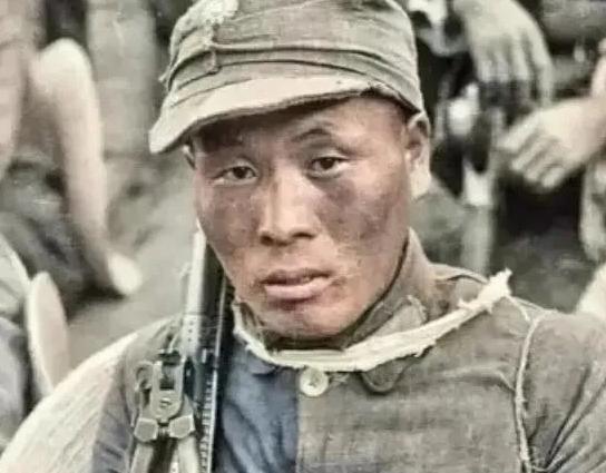 1945年，一名机枪手为了避开日军，决定绕道上山，没想到，他突然发现有上百名日军