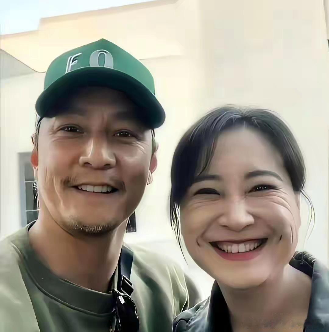 吴彦祖发了一张照片，贾玲的助理也发了一张照片，这俩照片一对比，差距真是太大了……