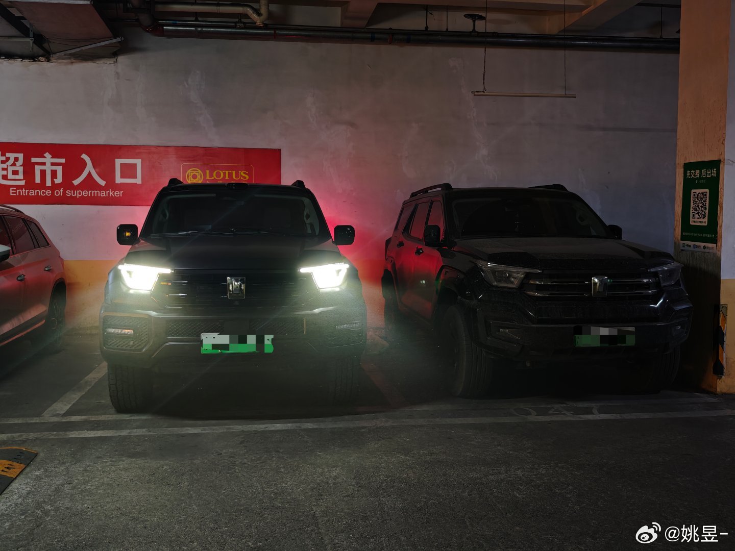 哈哈哈，今天开坦克400出街 能见度挺高，吃个饭的功夫在地库遇见车友了