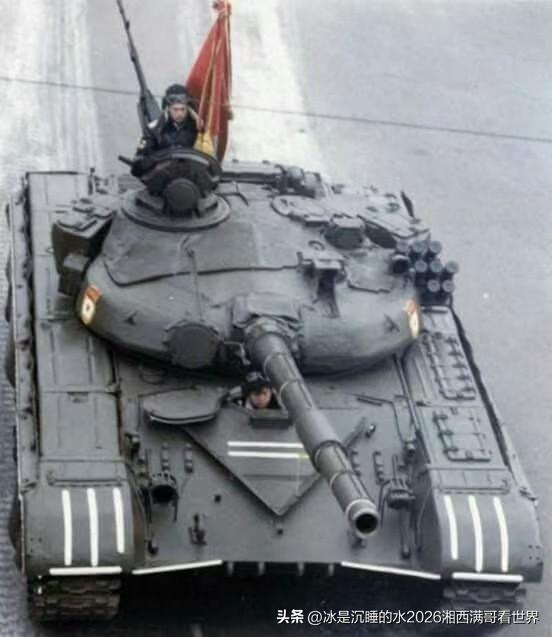 分享一张苏联时代曾经威震世界的红色钢铁洪流主力T-72B smt 1985的经典