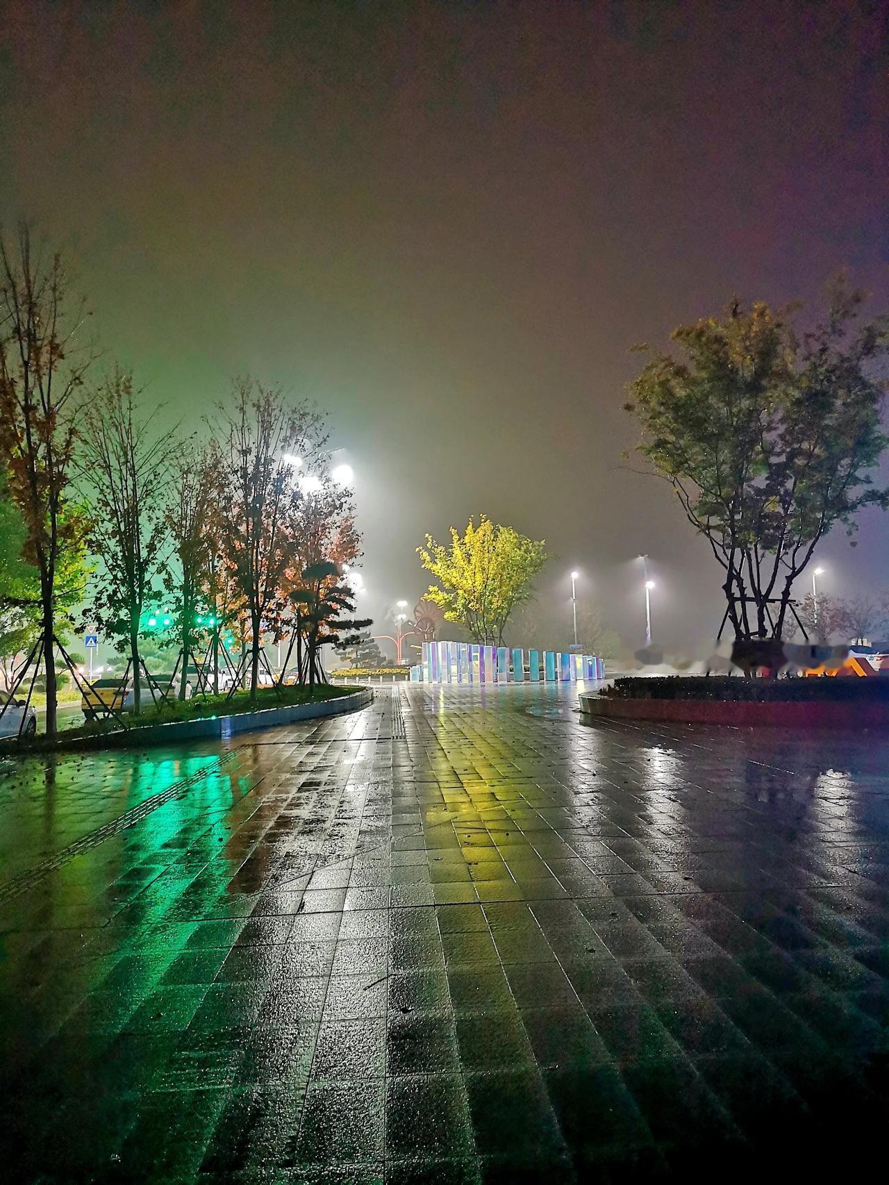 今天早上5：10开跑，小雨，气温15度。雨中漫步，清爽极了！[笑][彩虹][微风