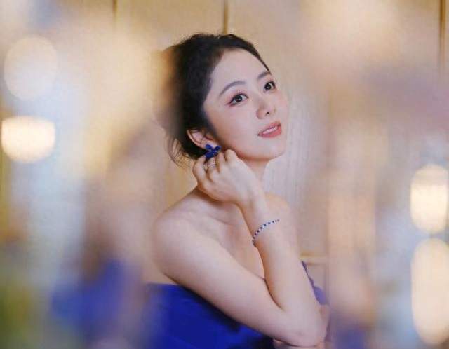 谭松韵克莱因蓝缎面裙亮相，拒绝硬凹少女感，普通人能抄作业吗？