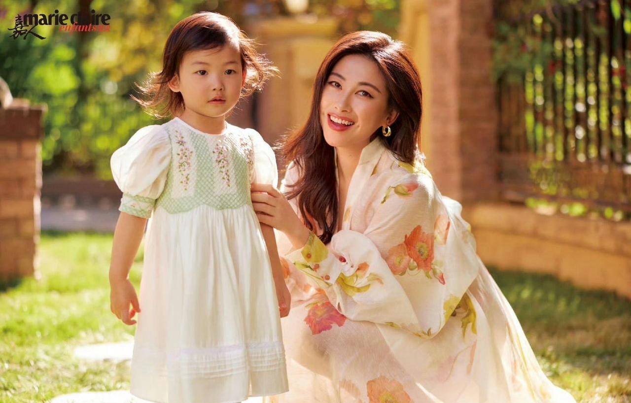 女儿出生四个月时，朱珠以"王珠宝女士"为抬头手写第一封信，拒绝使用"宝贝"等传统