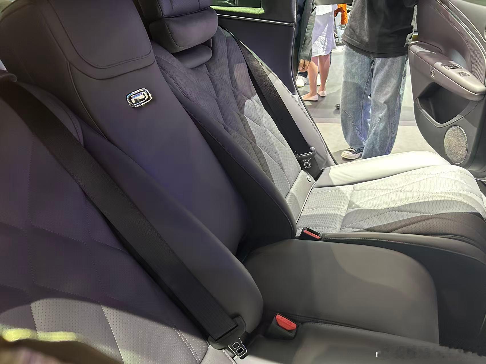 本次车展，广汽昊铂A800正式公布了其内饰细节。新车定位中大型增程轿跑，车身尺寸