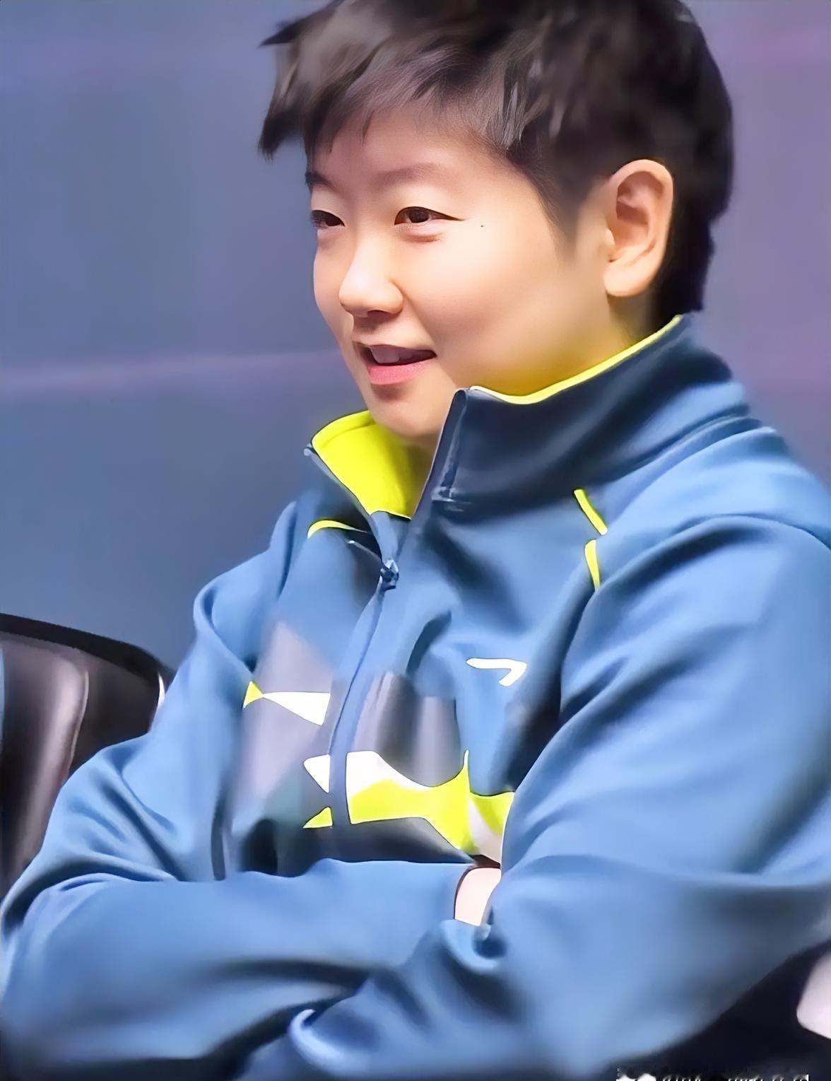 孙颖莎一场比赛，让泰国全队成了粉丝。
赢球不稀奇，稀奇的是对手排着队要签名。
教