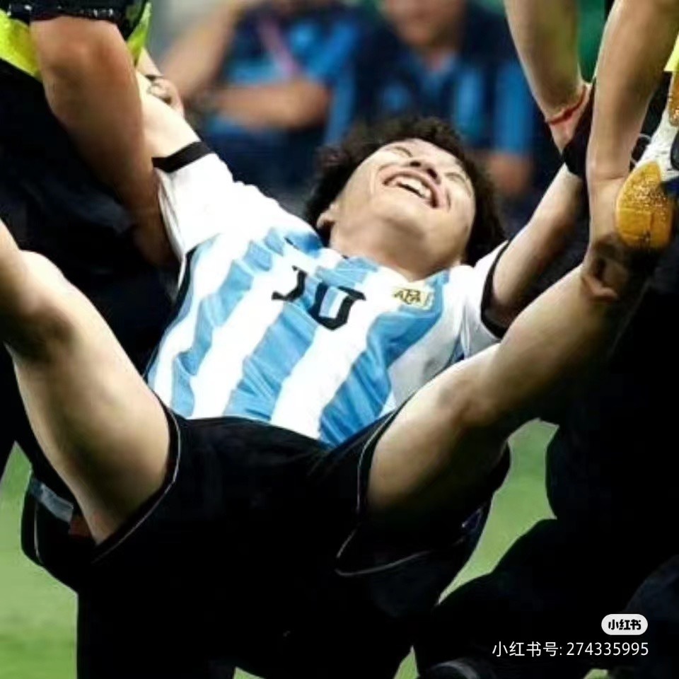 #球迷冲进球场抱梅西#做梦都会笑醒[嘻嘻] ​​​