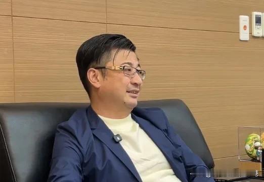 台湾的奇葩：姐姐选县长，弟弟选议长！哪知奇葩弟弟公开带网拍摄豪宅掀热议！弟弟谢典