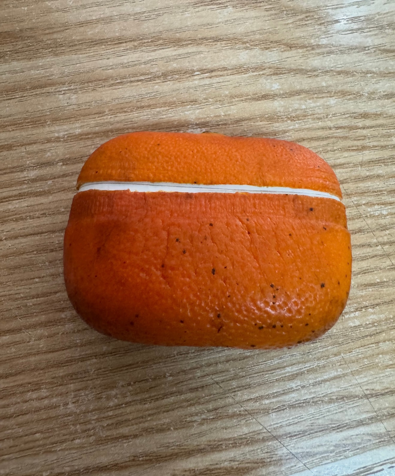 一位网友发明的橘子皮耳机壳环保耐磨还带着一股橘子清香记得吃完的橘子皮千万别扔做个