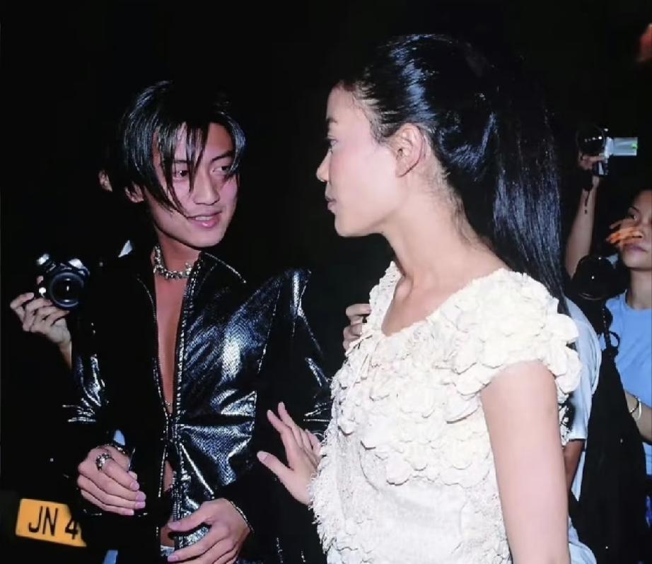 图一谢霆锋对王菲的爱藏也藏不住；王菲是他眼里的高冷女神。
图二张柏芝用一双“望夫