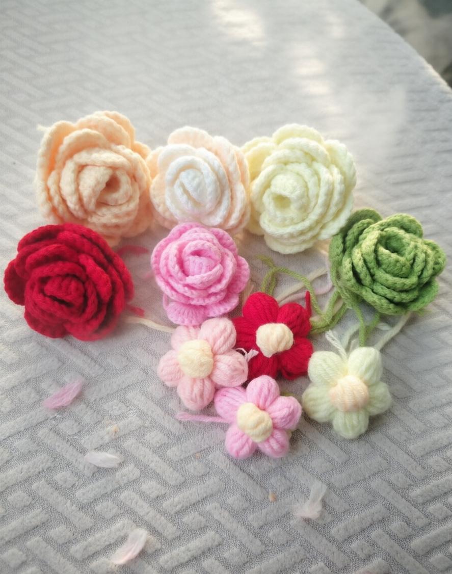 最近迷上钩花啦，一口气钩了好几朵！

虽然纯新手小白，但耐着性子跟着教程一步步来