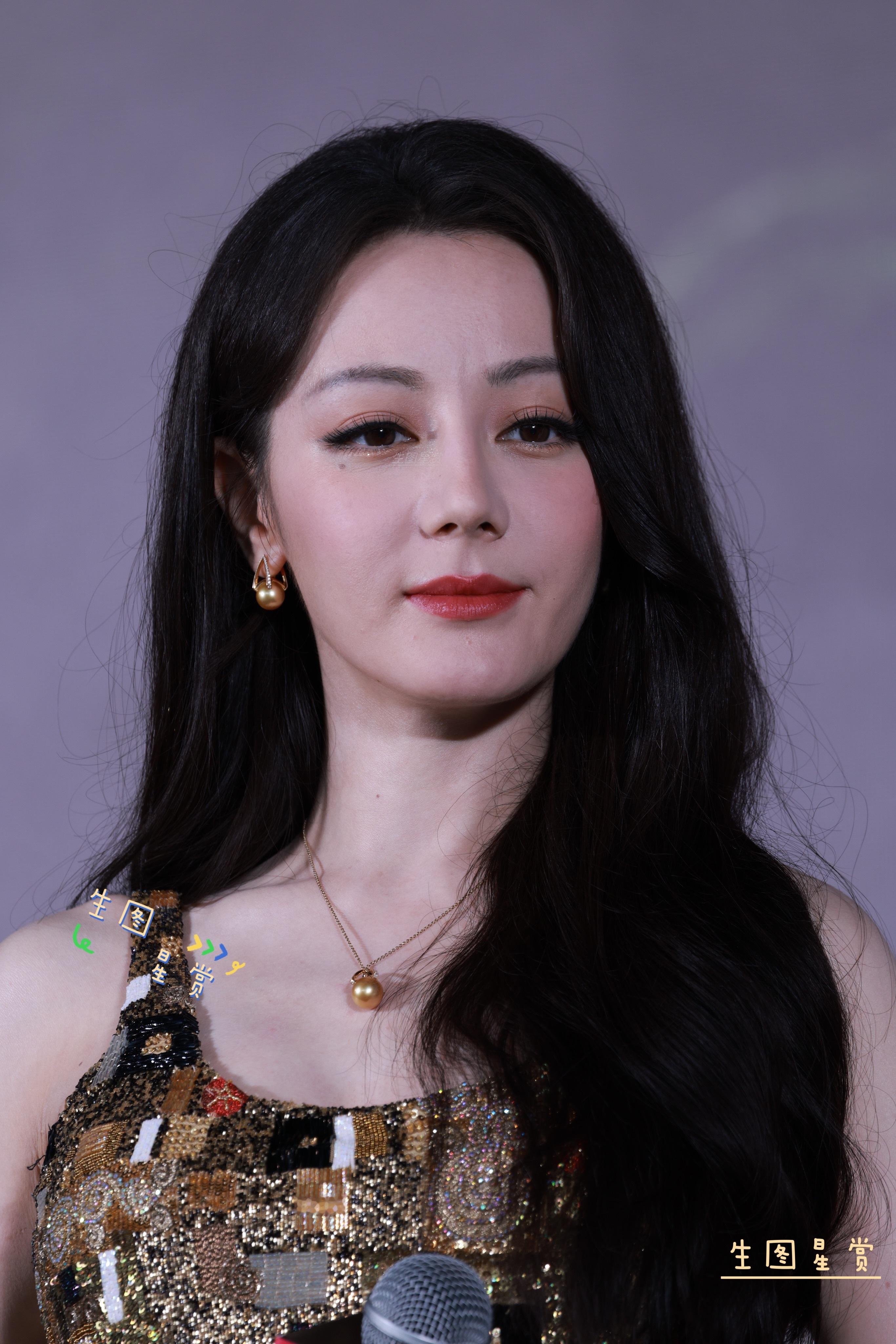 迪丽热巴佛山线下活动九宫格生图每一张都美得出彩🖼️低头那一瞬，最是温柔入心❤️