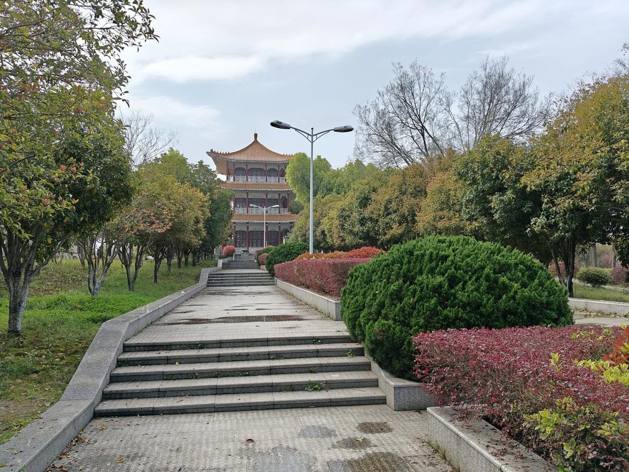 今天，武汉的樱花依然在盛开，而且太阳也出来了，真是一个赏樱花的好天气。

人们都