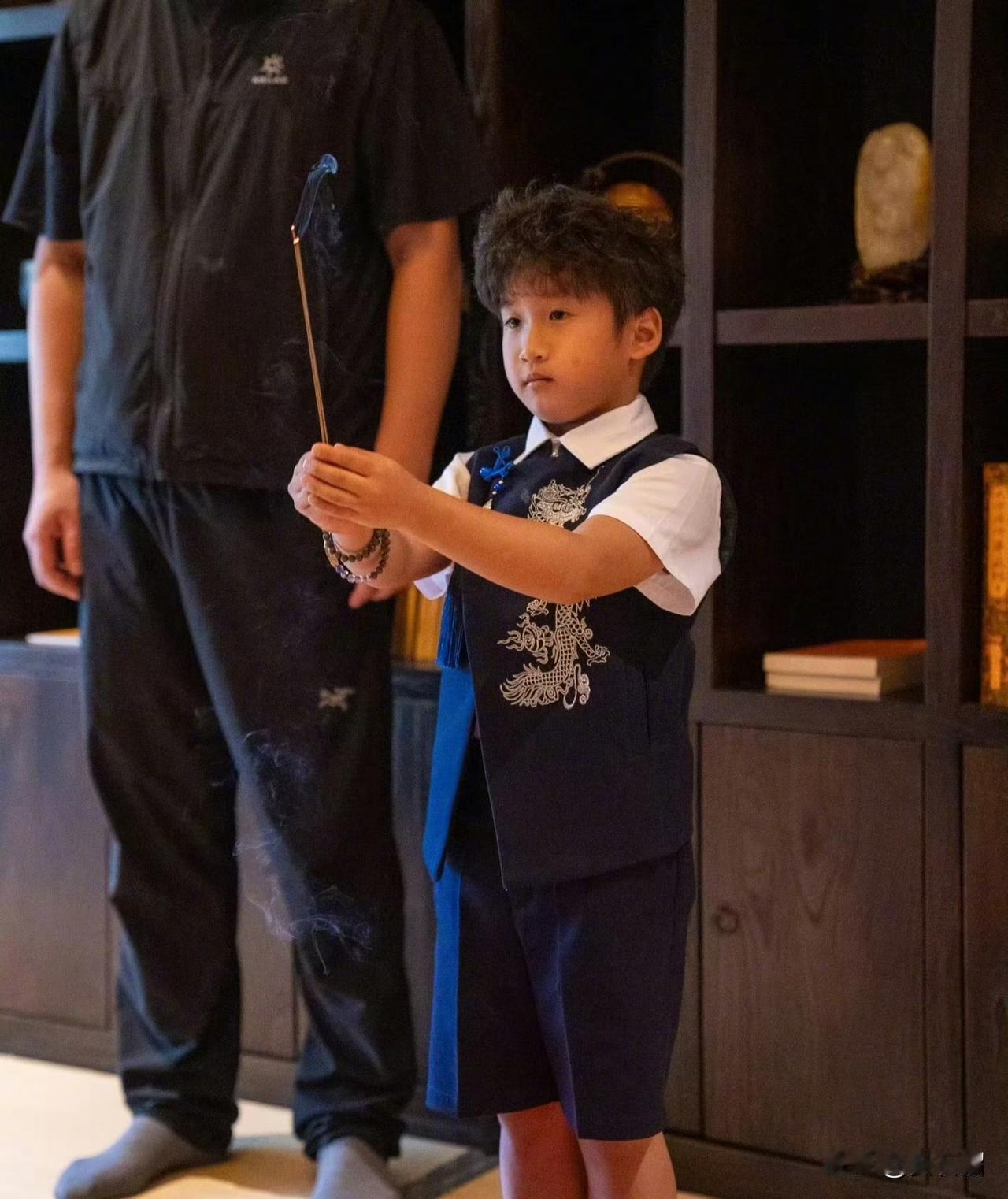 冉莹颖与邹市明幼子拜师少林，赐法名“释恒一”
2025年10月28日，冉莹颖与邹