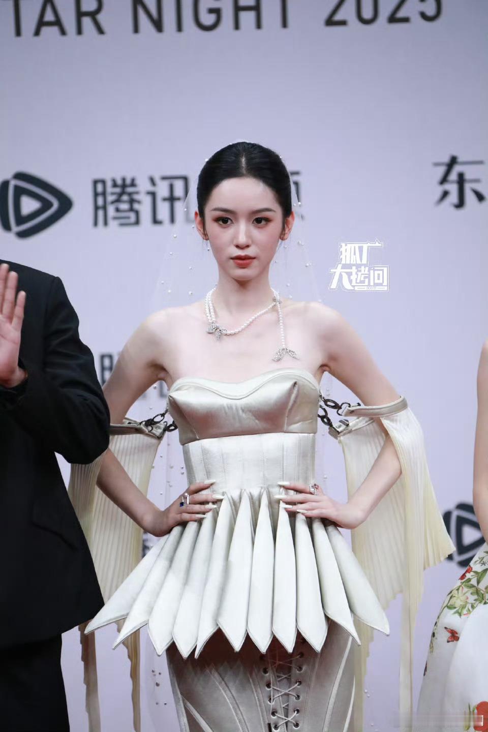 周也最拿手的红毯竟然也失手了，状态真的不行 周也头纱被踩