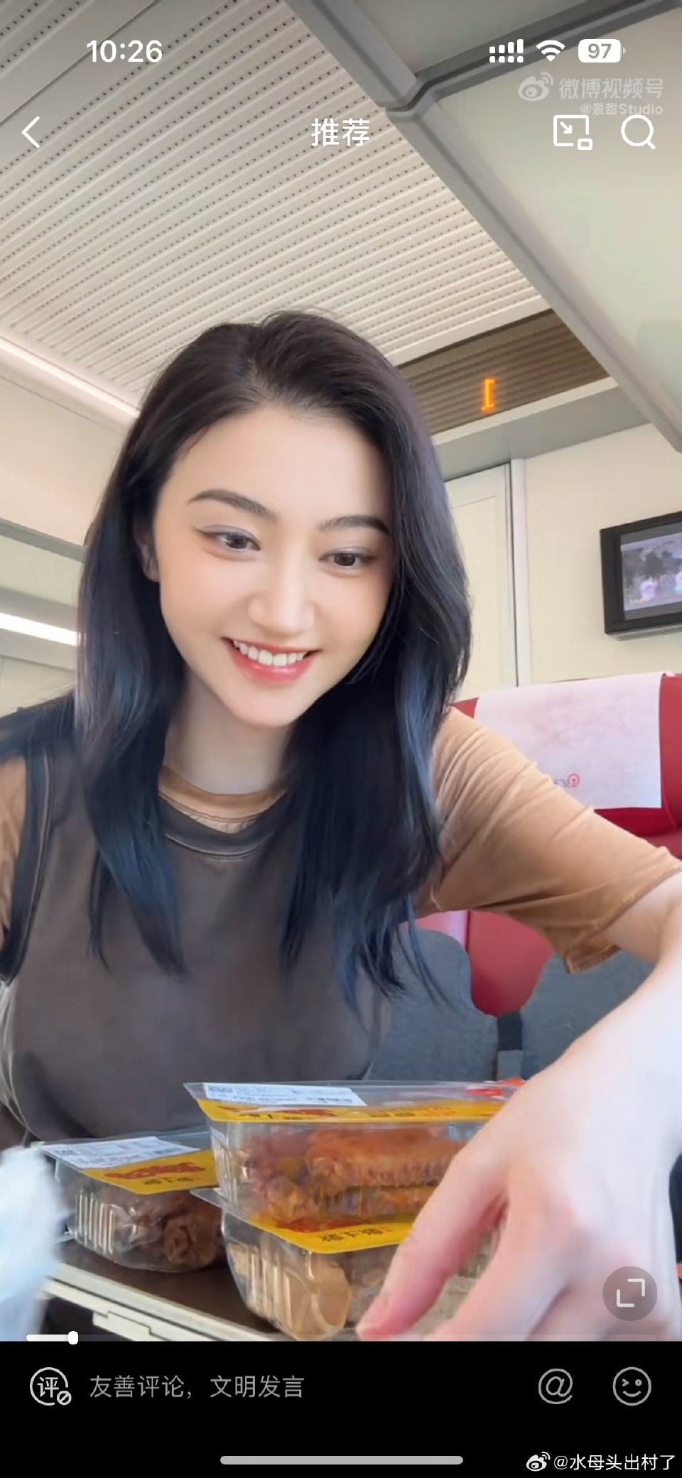 [笑cry]第一次见如此接地气的女艺人，啃鸭脖喝可乐，甚至还带着刚结束活动的眼影