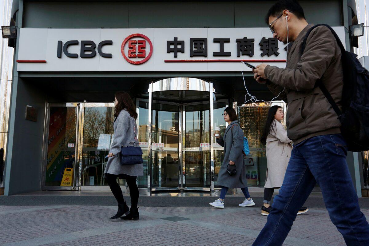 宇宙大行工行在半年时间里，悄悄把信用卡透支规模砍掉了1000多亿。
这可不是常规