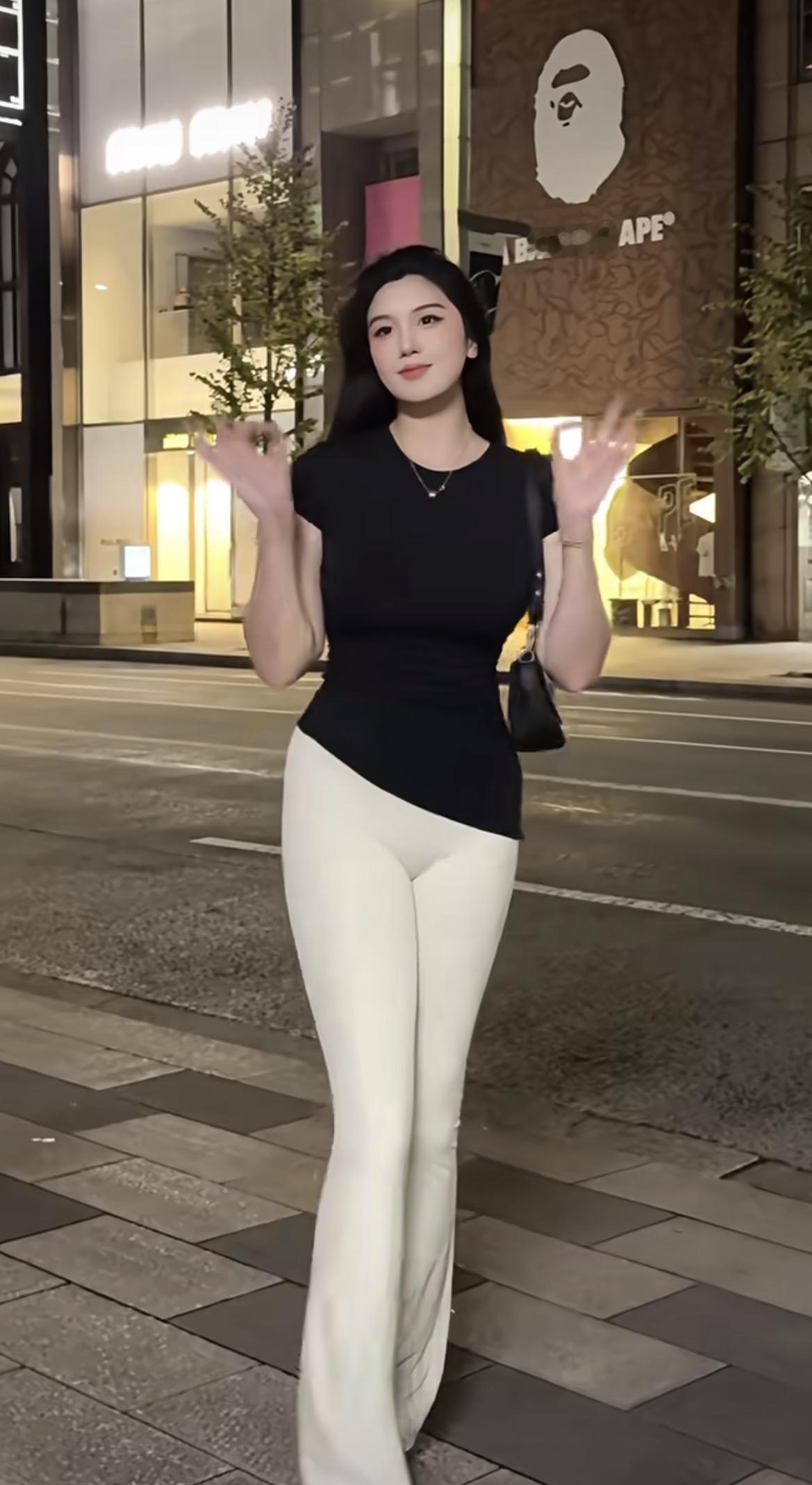 夜晚散步，穿得真舒服。散步女子