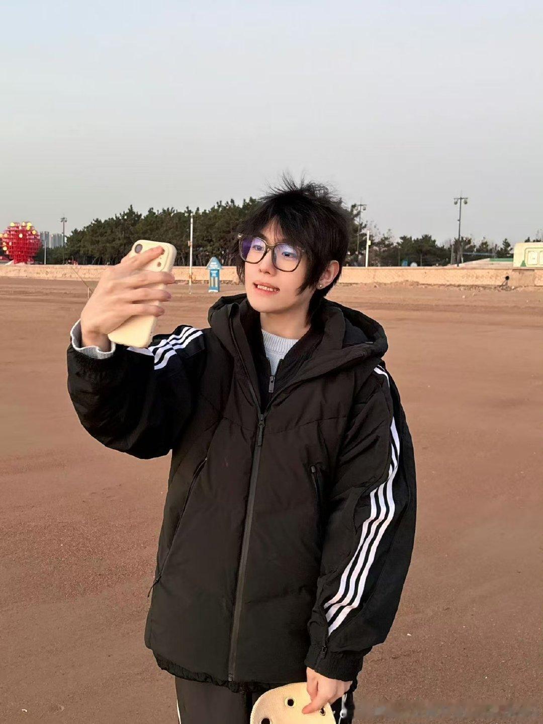 AG司马光带网友早起看日出 冷飕飕的清晨，却有橙黄渐变的天空和少年清澈的笑容～ 